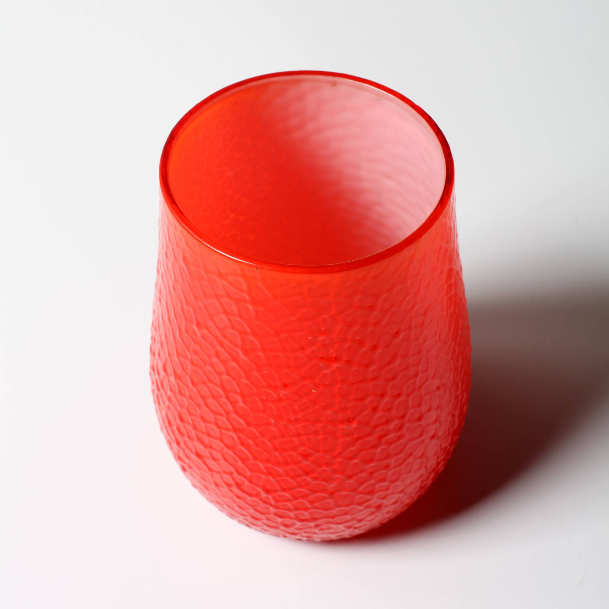 Vase martelé rouge de style mid-century modern : Elme Glasbruk, verre suédois, années 1960.