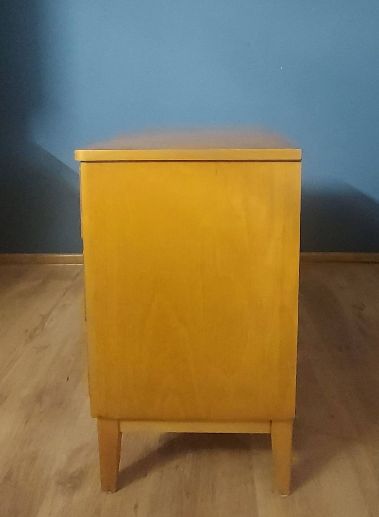 Commode danoise à trois tiroirs en bouleau, années 1960.