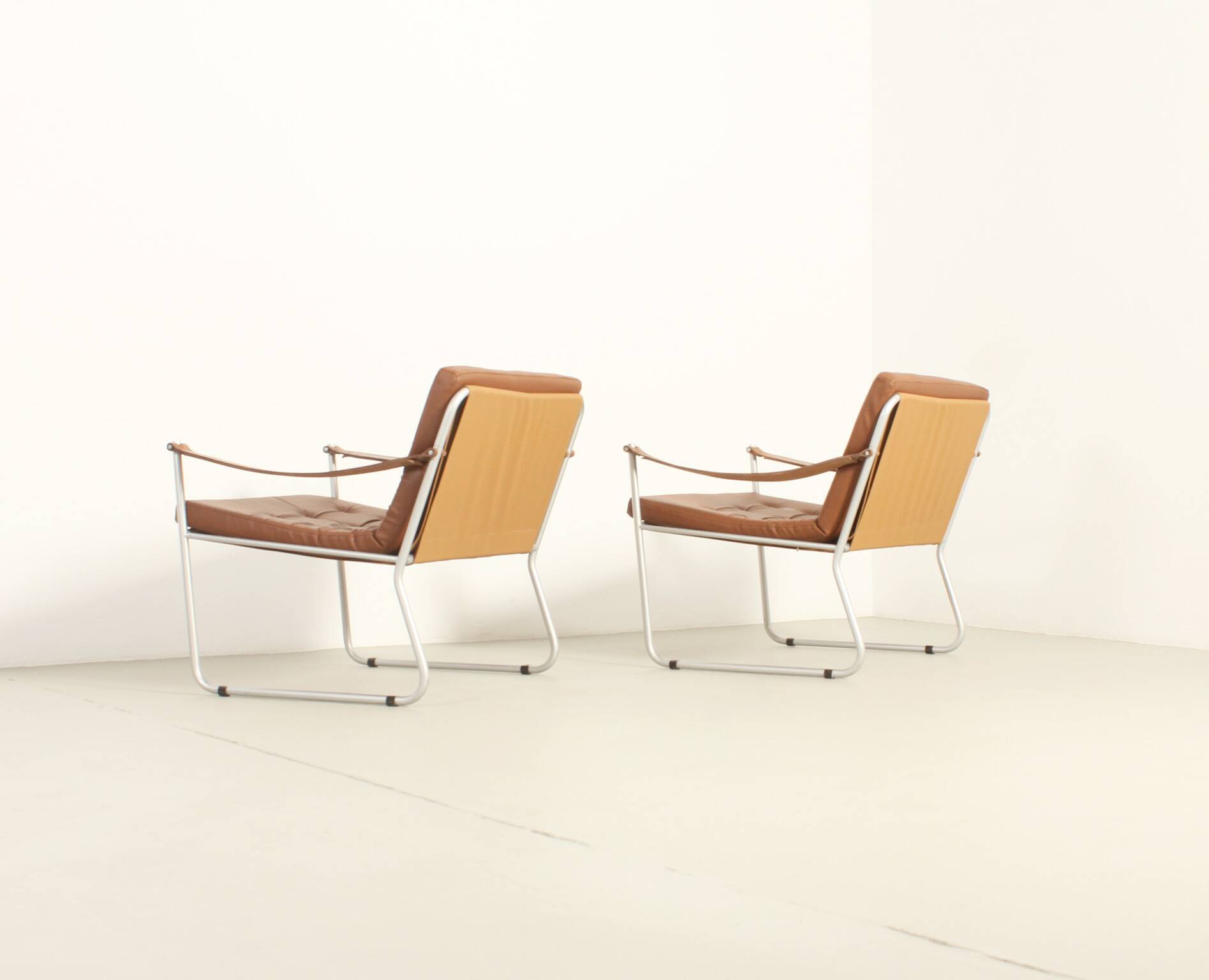 Paire de fauteuils de style safari avec accoudoirs en sangles de cuir, 1960