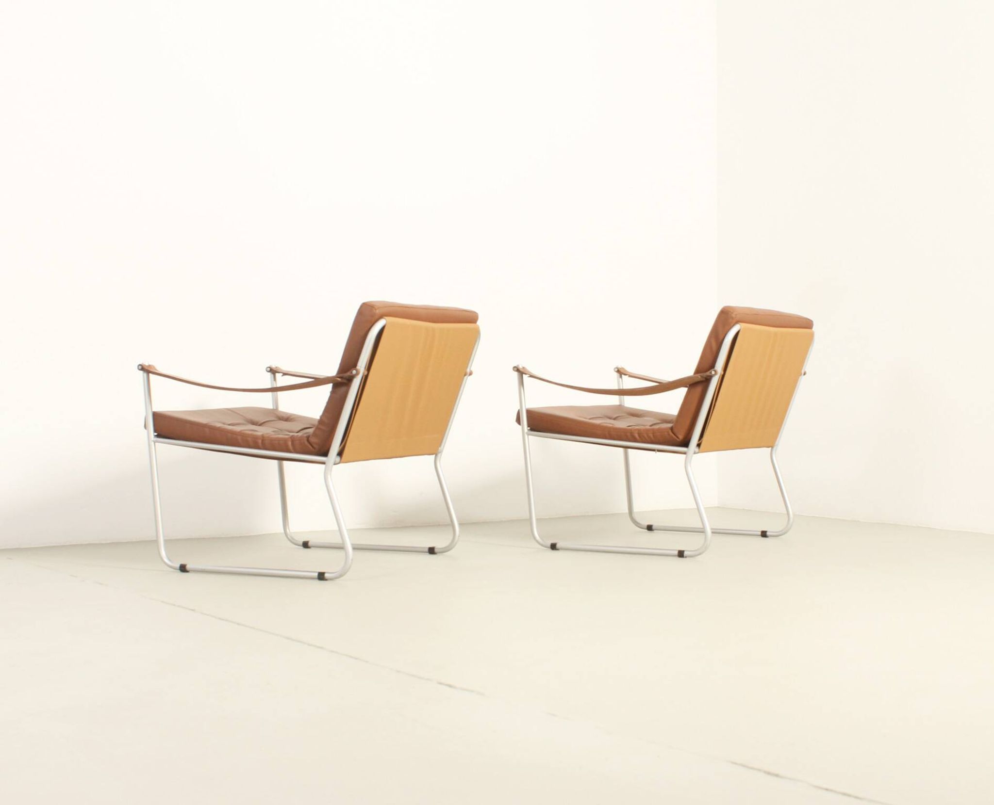 Paire de fauteuils de style safari avec accoudoirs en sangles de cuir, 1960
