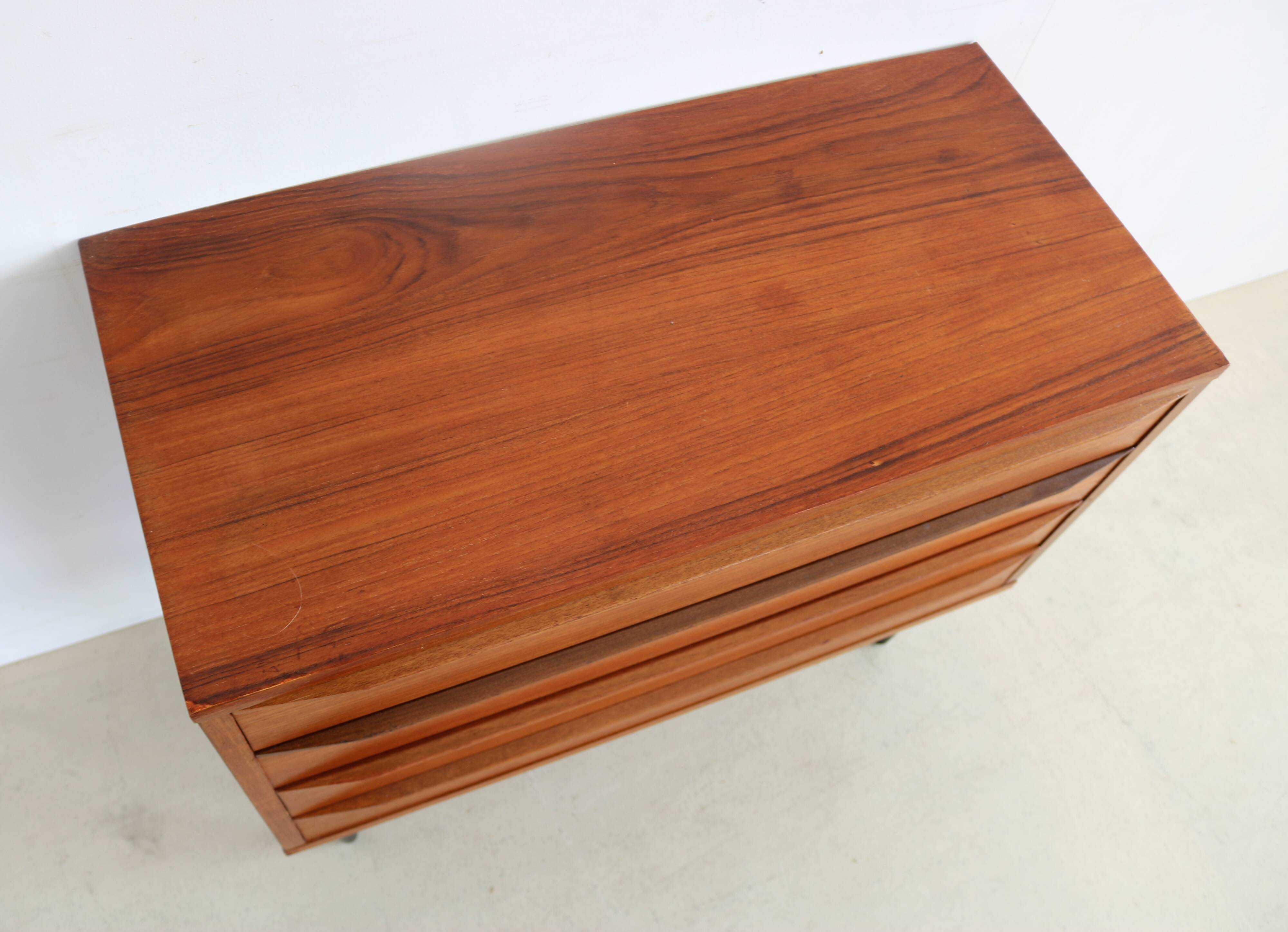 Commode en teck vintage