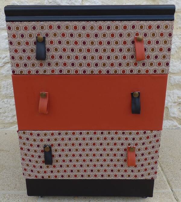 Commode vintage sur roulettes trois tiroirs en simili cuir et tissus- Bouto