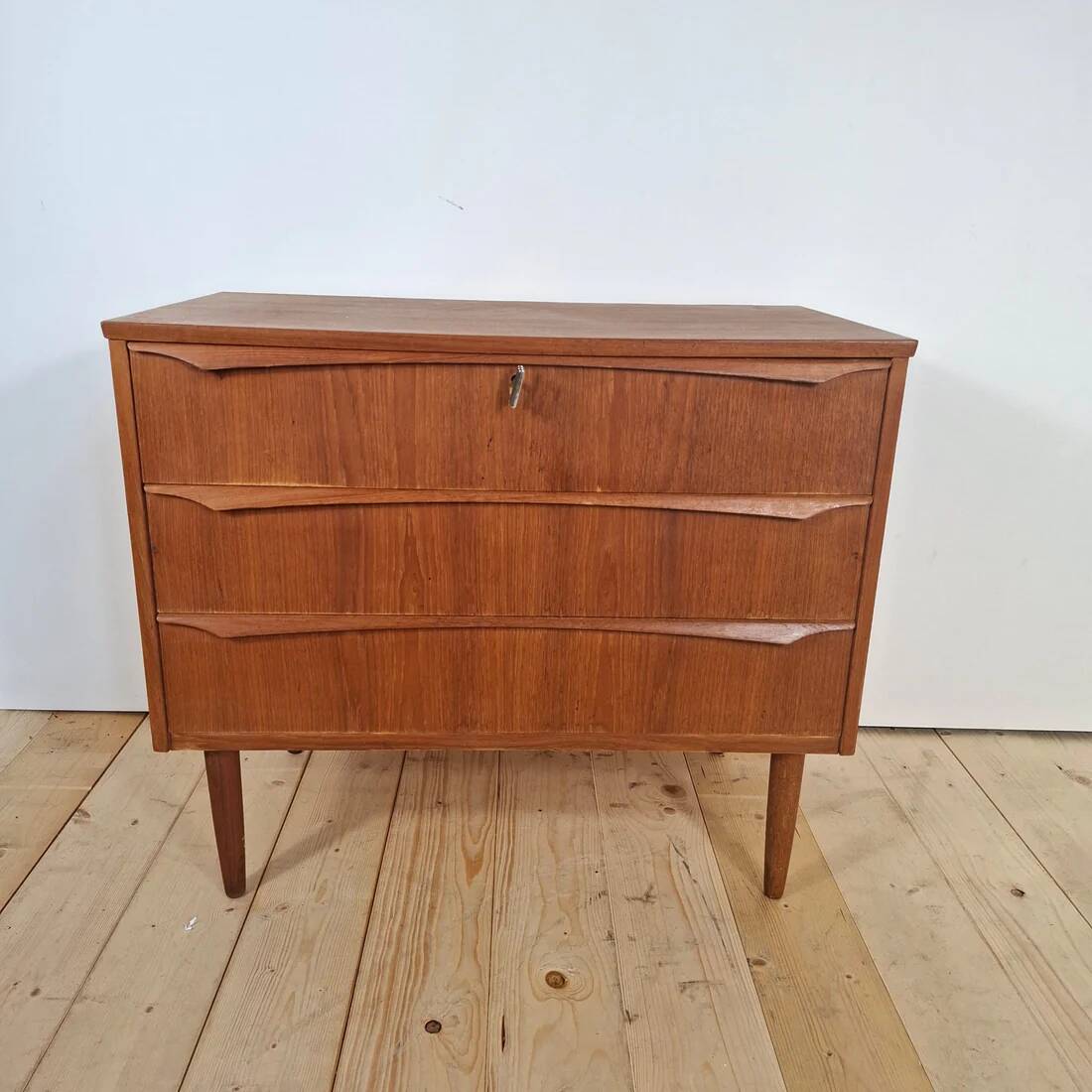 Small vintage chest of drawers with three drawers – Scandinavian mid-century teak design, 1960s