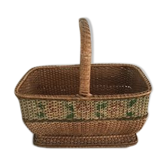 Panier en osier avec frise de fleurs