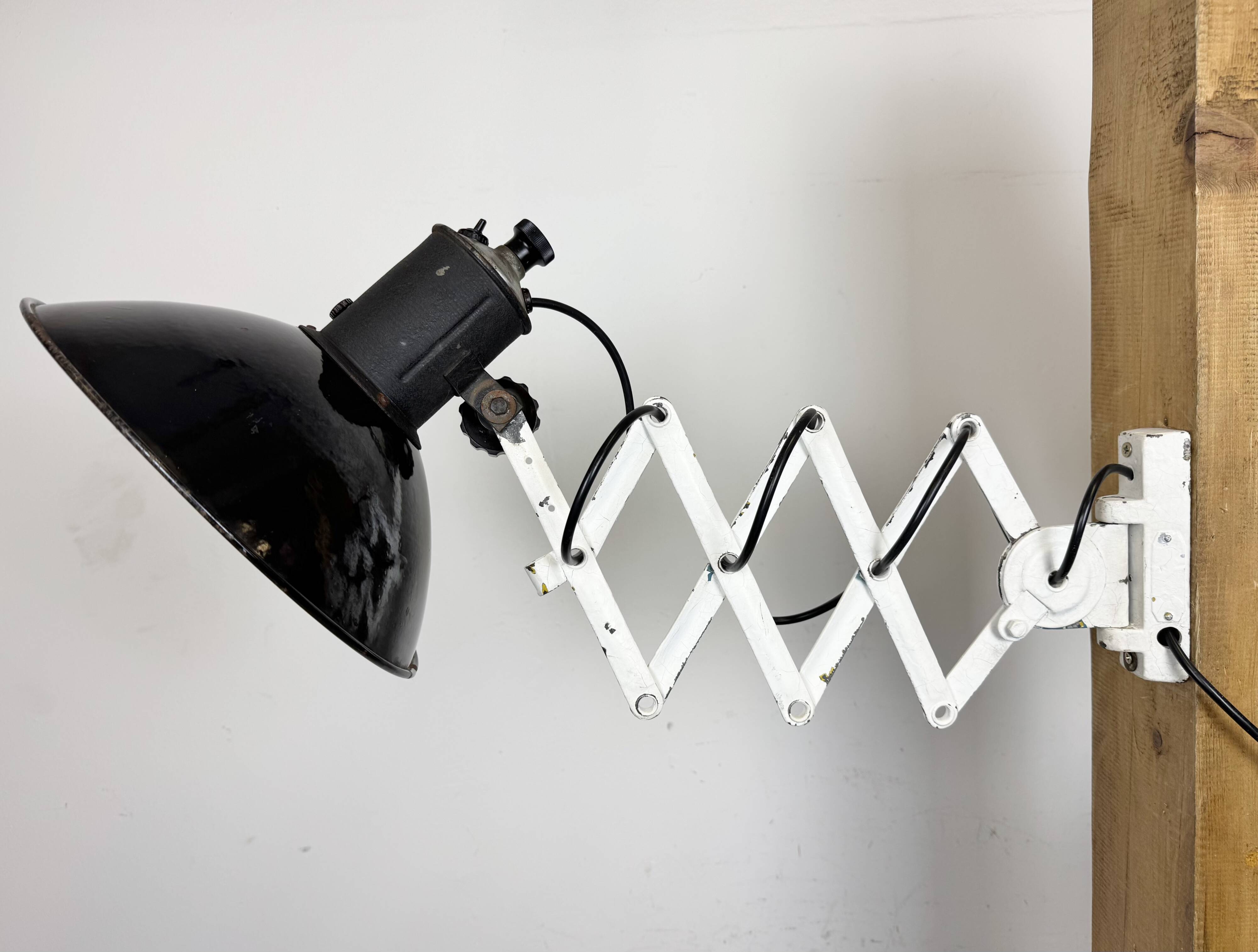 Lampe murale à ciseaux en émail noir industriel, années 1950