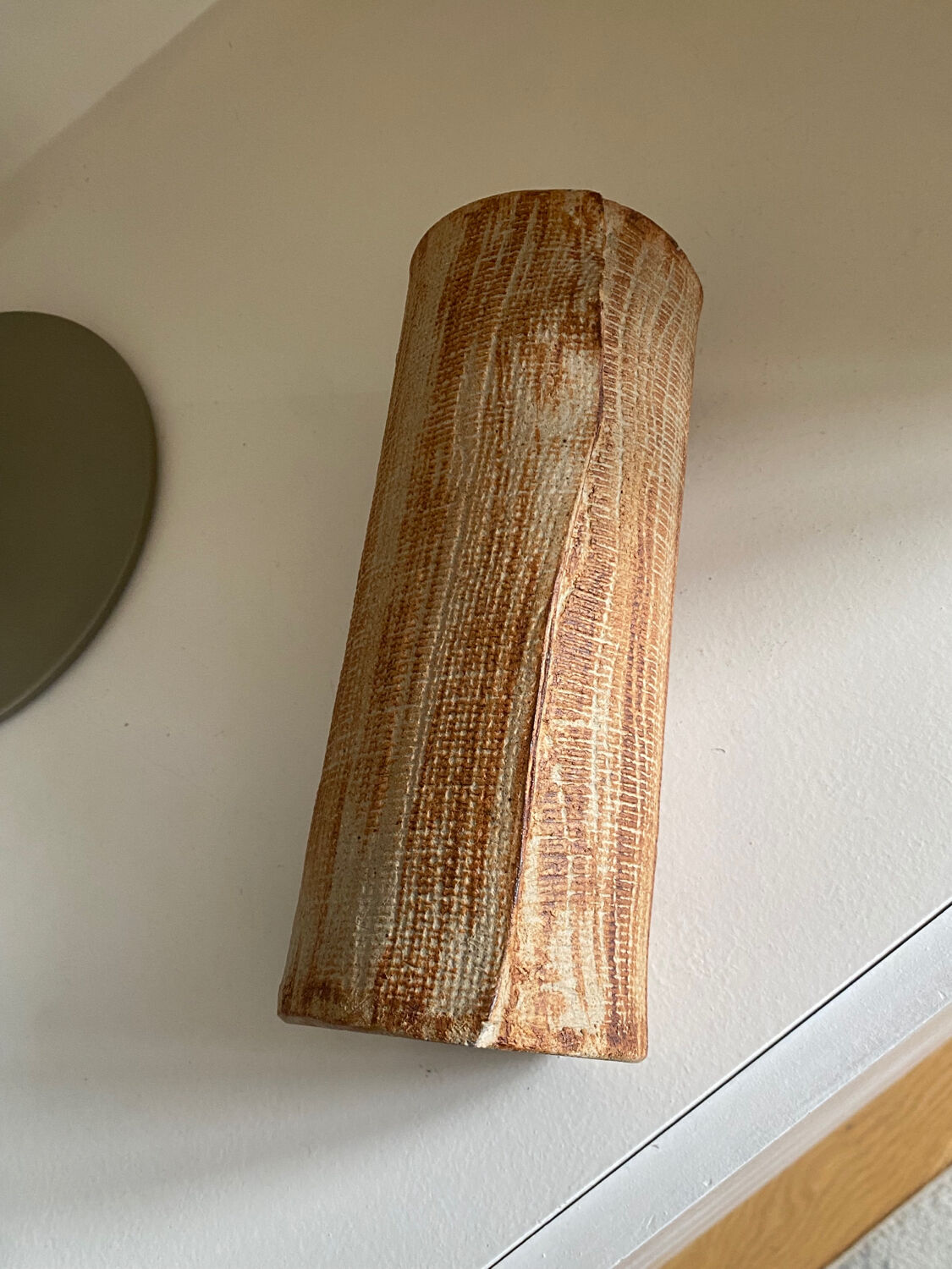 Vase céramique contemporaine grès strié drapé signé