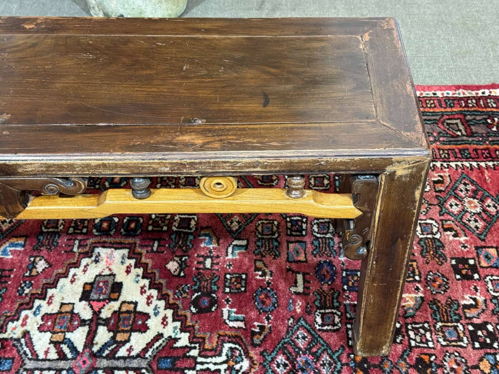 Table basse chinoise en teck et orme des années 80
