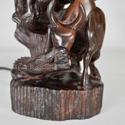 Lampe africaine en ébène sculpté, "Chasseurs, buffle et crocodile"