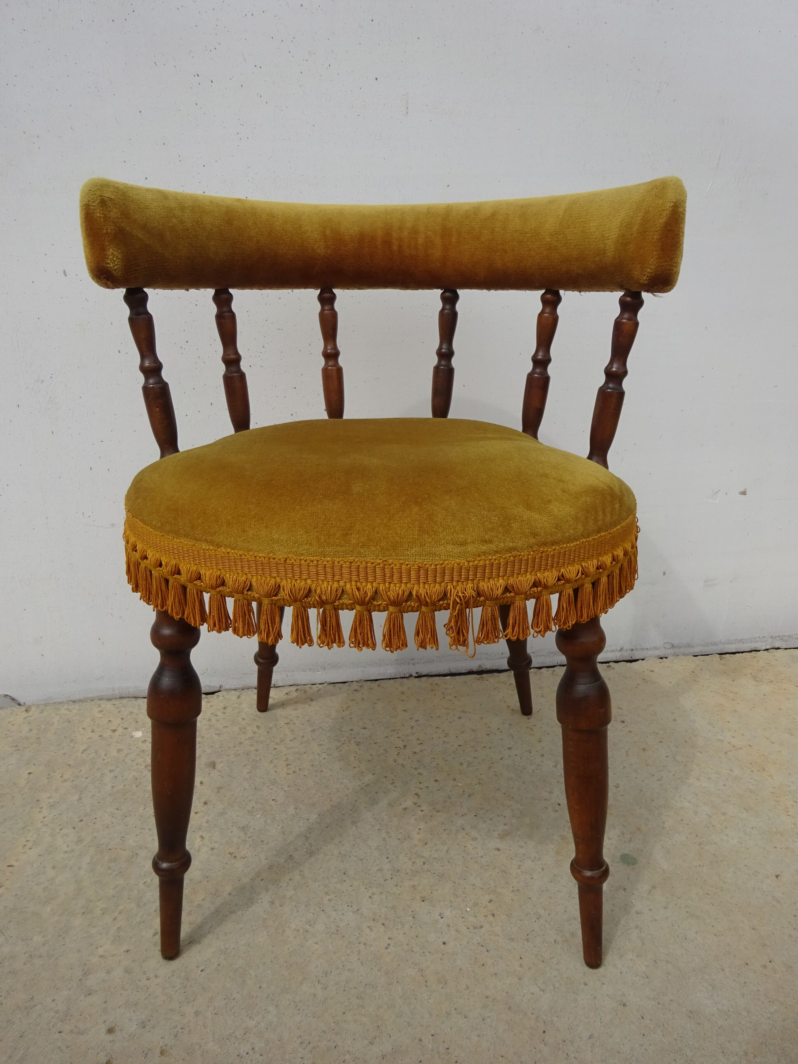 Chaise en noyer et velours franges assorties couleur or
