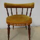 Chaise en noyer et velours franges assorties couleur or