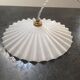 Suspension ancienne abat jour opaline blanche dentelée/ondulée Art déco 1930 TBE Ø 26 cm
