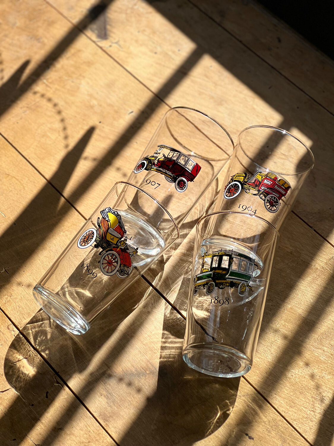 Printed water glasses of vintage cars