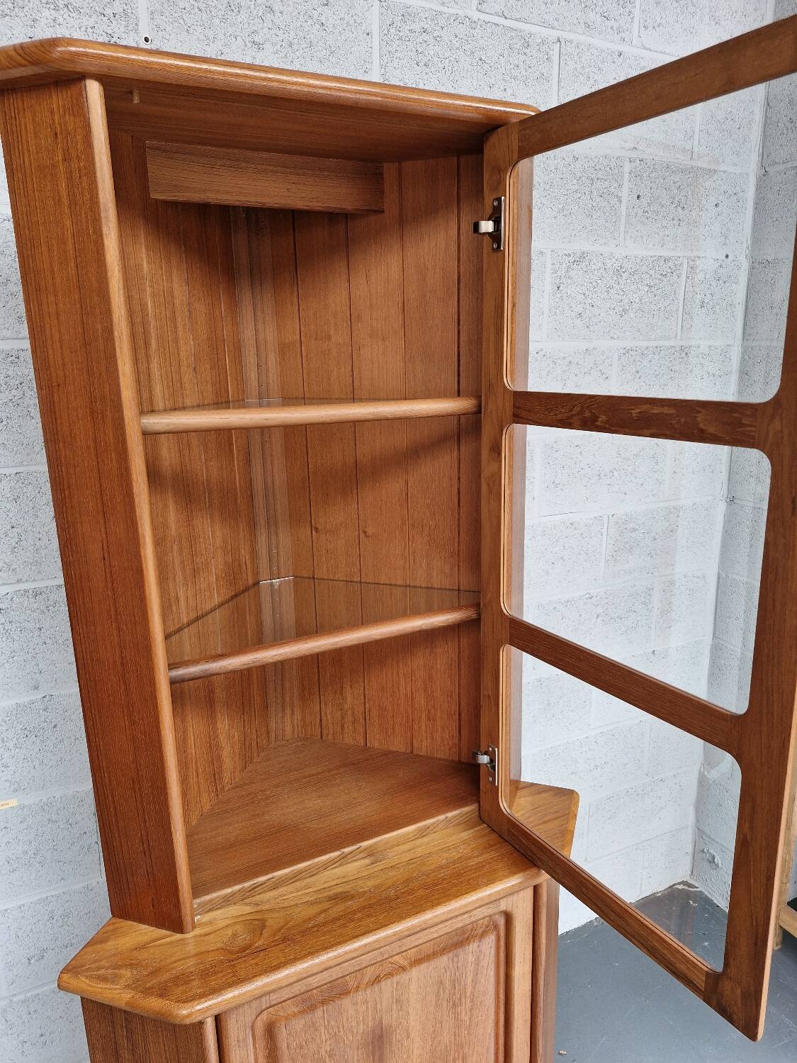 Dyrlund corner cabinet