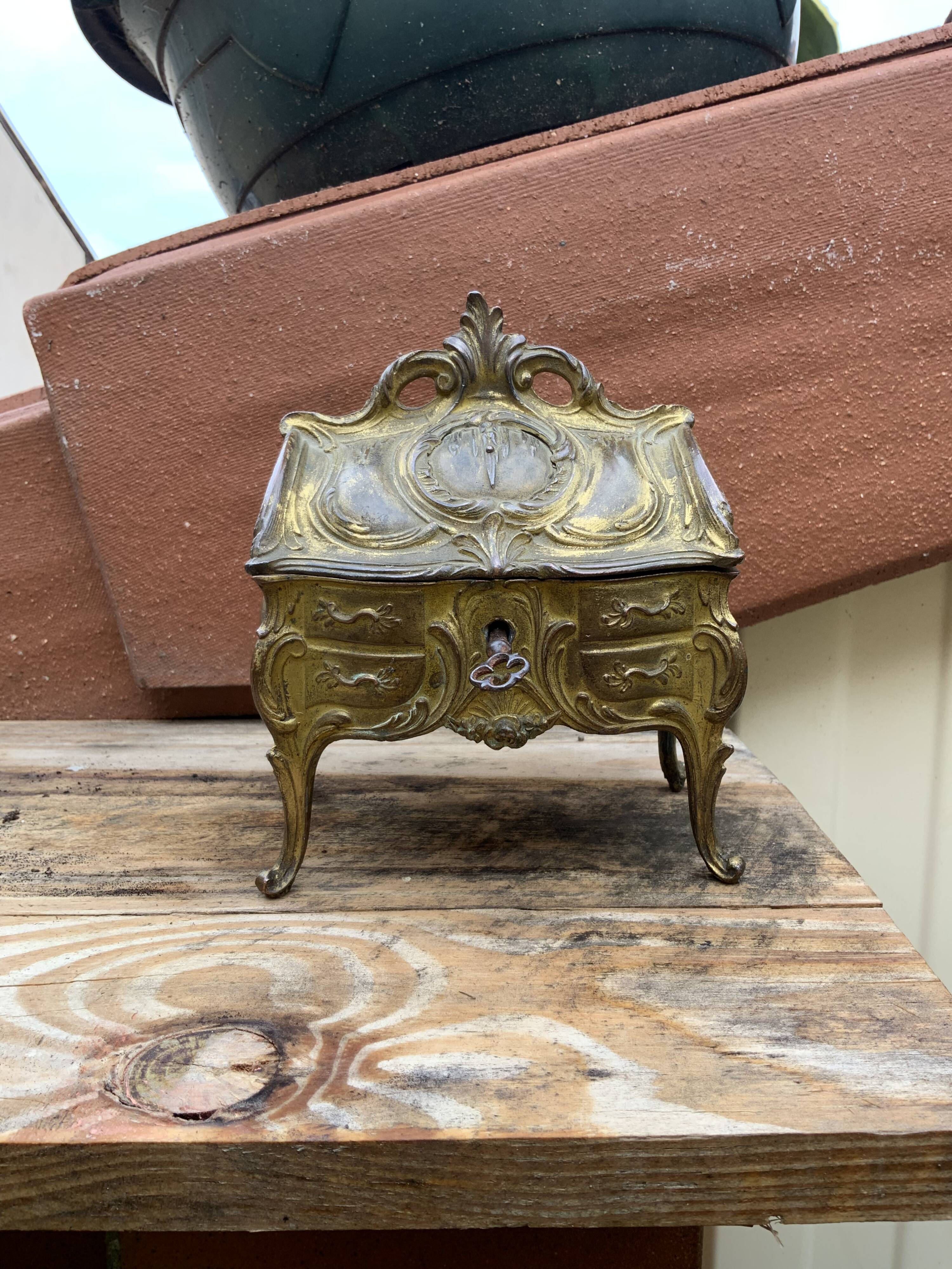 Boîte à bijoux ancienne en bronze doré avec sa clef forme commode galbée