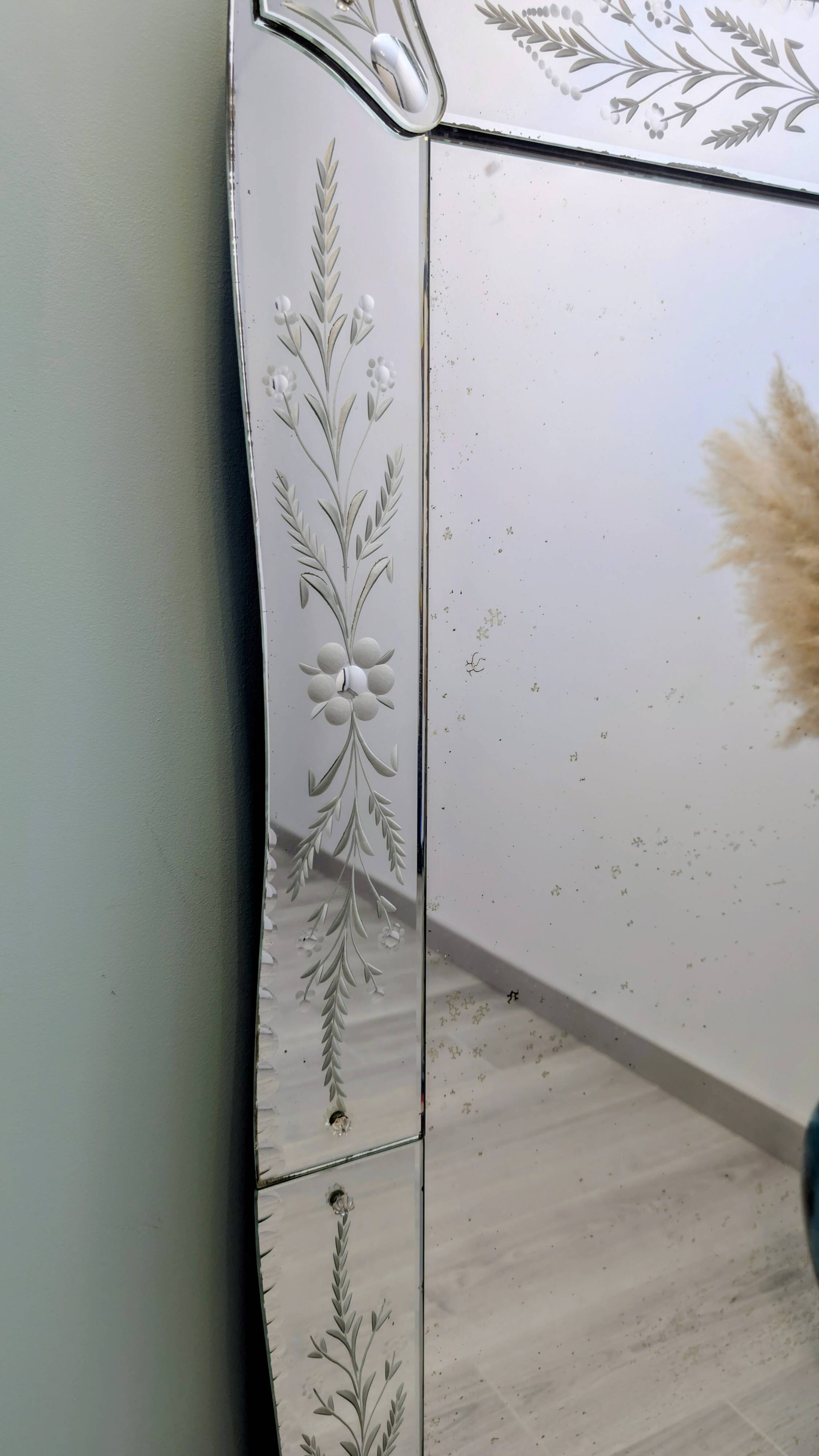 Large antique Venetian mirror – Murano flowers and engravings – 123 x 75 cm
