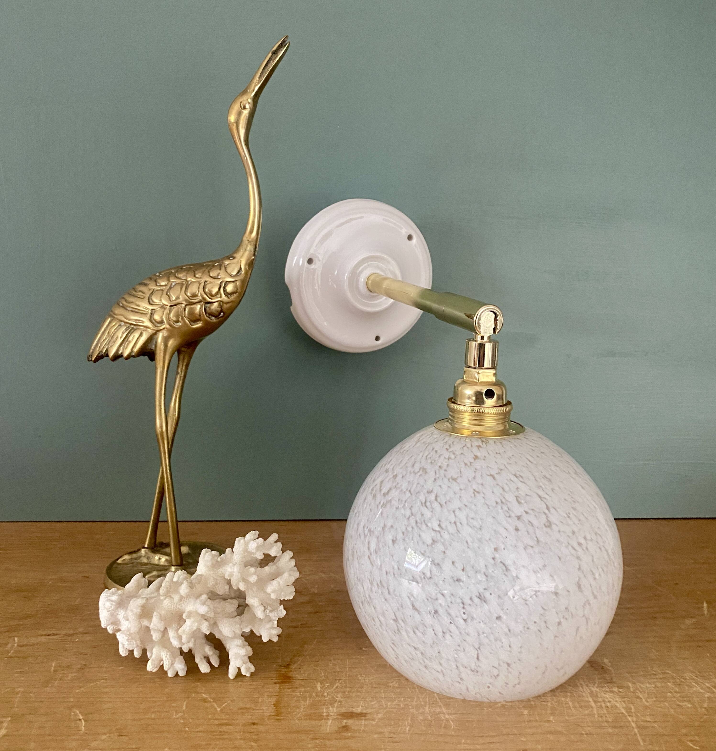 Applique globe vintage en verre de Clichy blanc