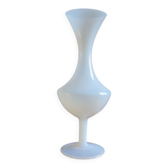 Vase en opaline blanche