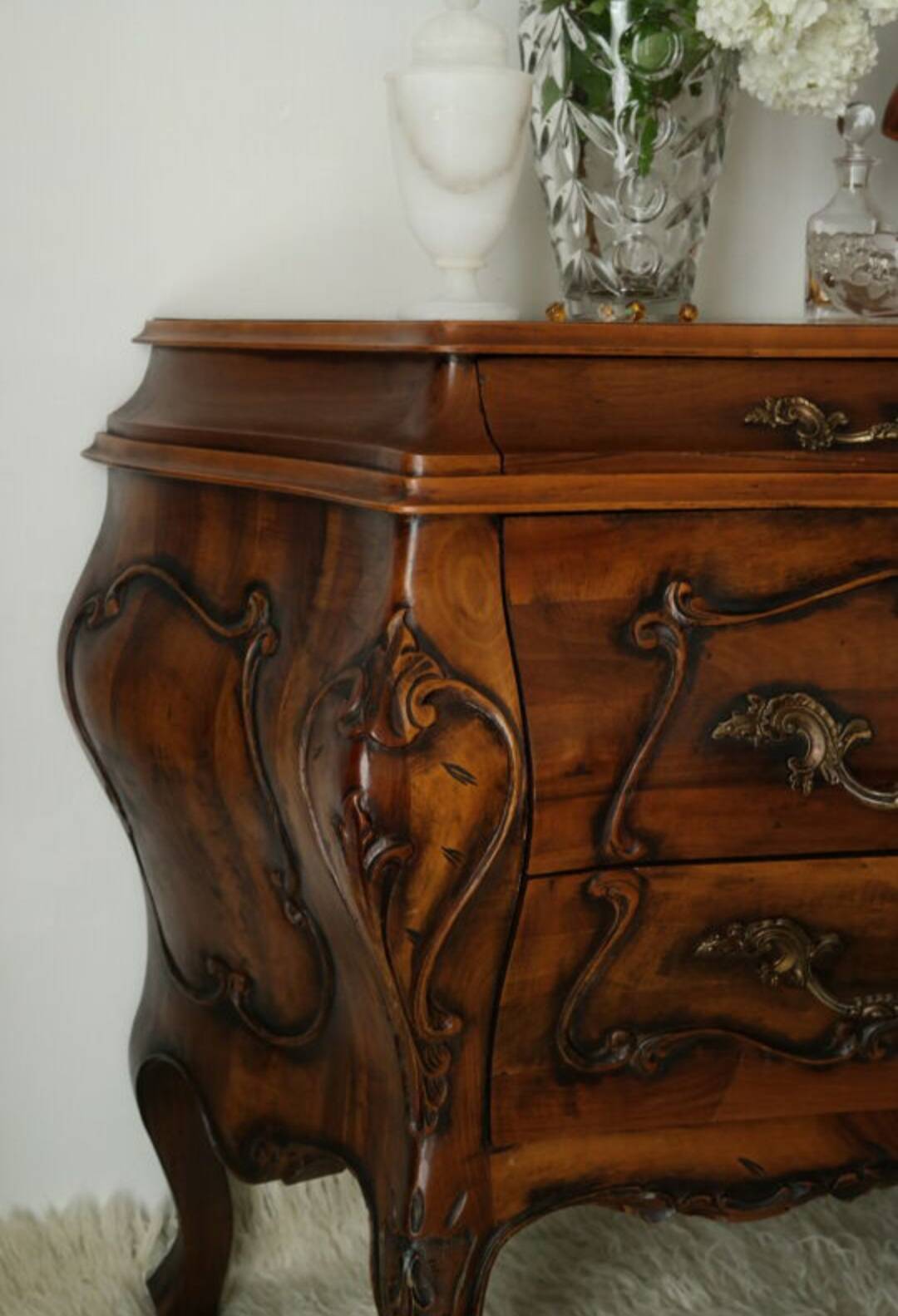 Coffin commode in walnut, Louis XV style, 20th century.