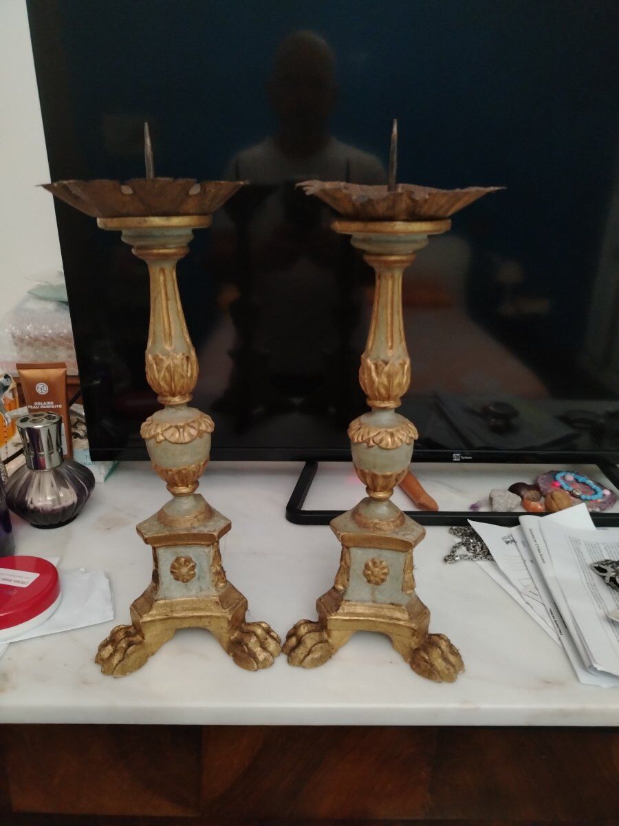 Pair of antique candlesticks in carved wood with acanthus leaf decoration