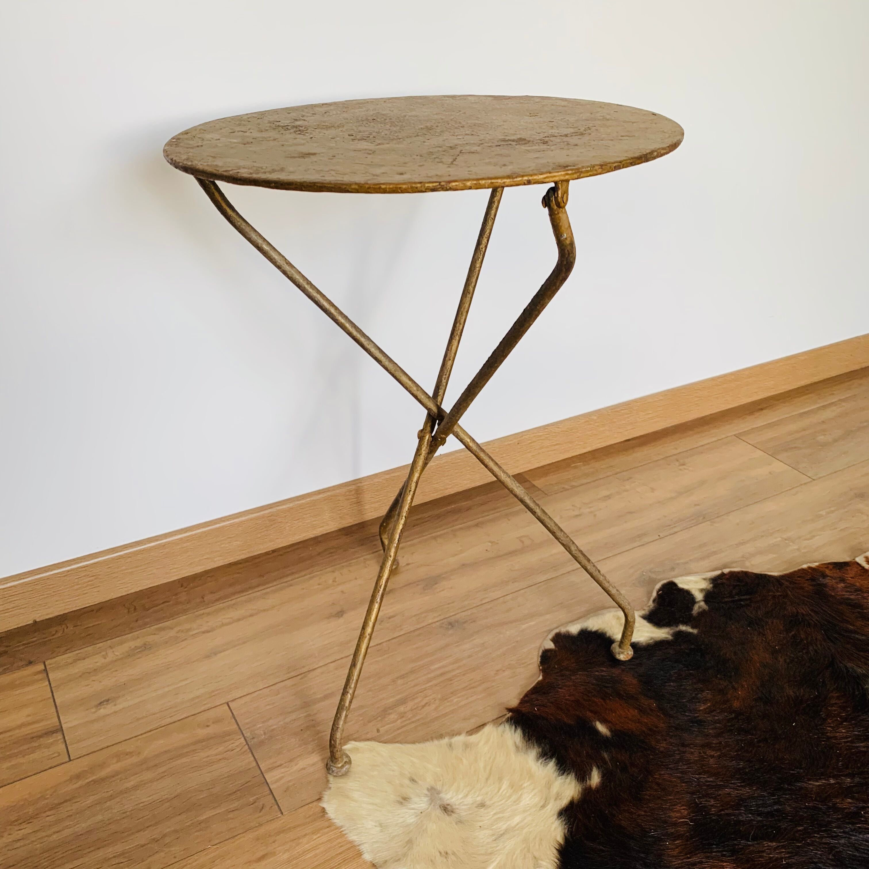 Pedestal table / small folding round table