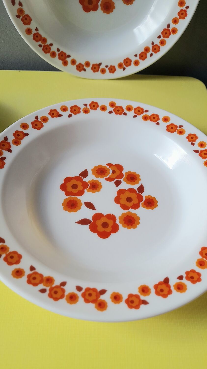 Arcopal Lotus 70s plates