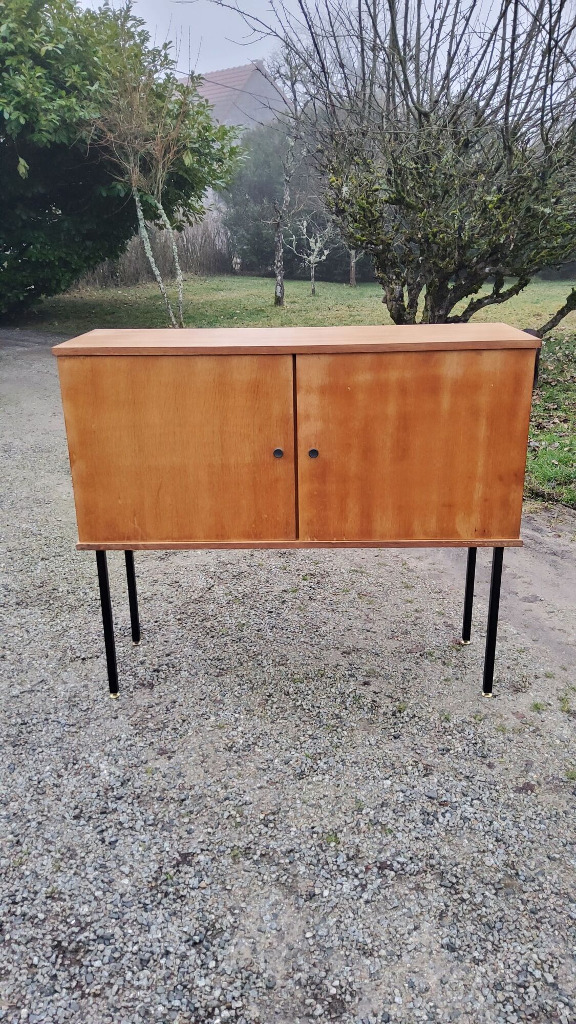 Buffet of the 60s in blond oak metal feet with square section