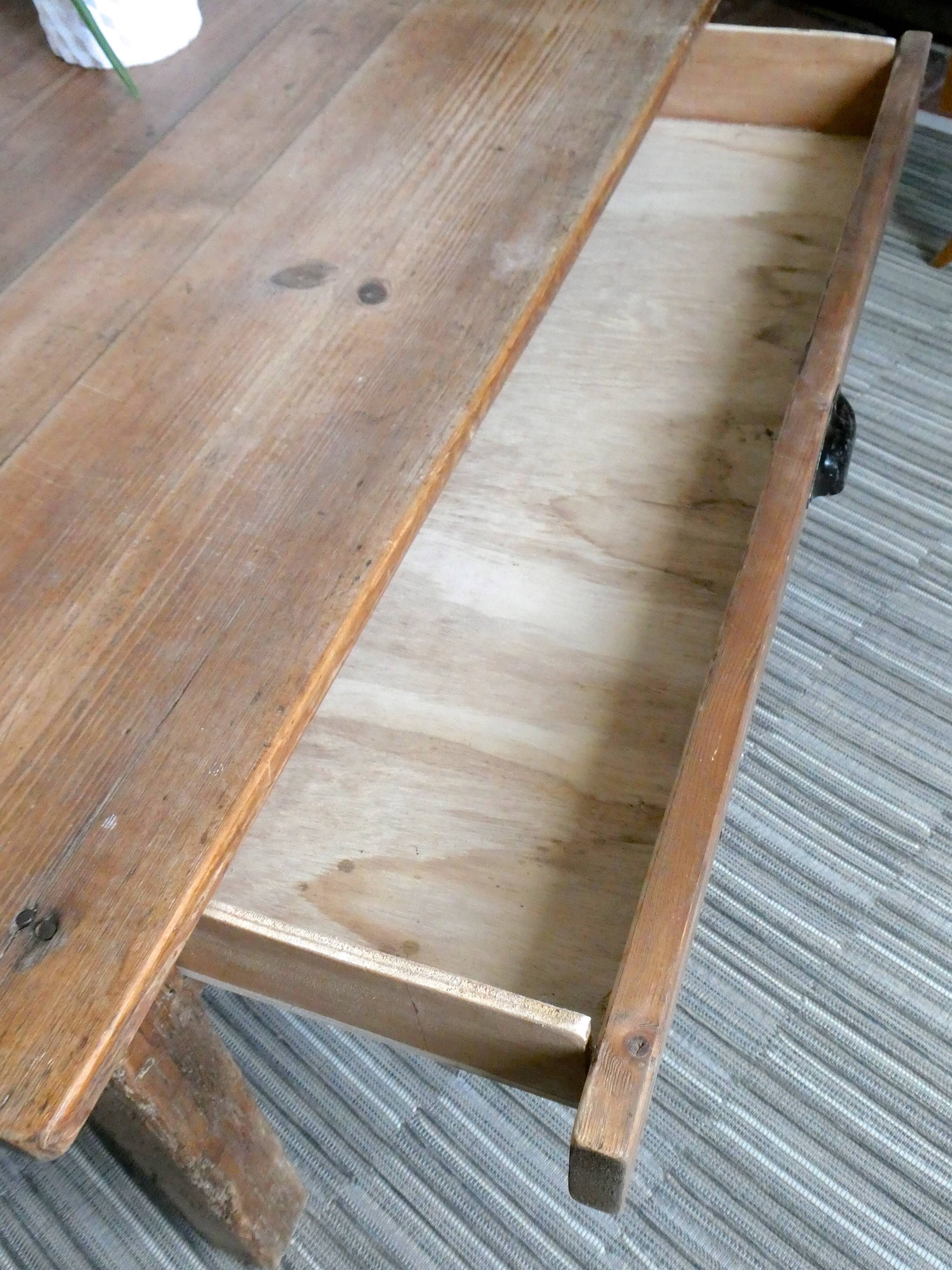 Coffee table in solid wood with a drawer