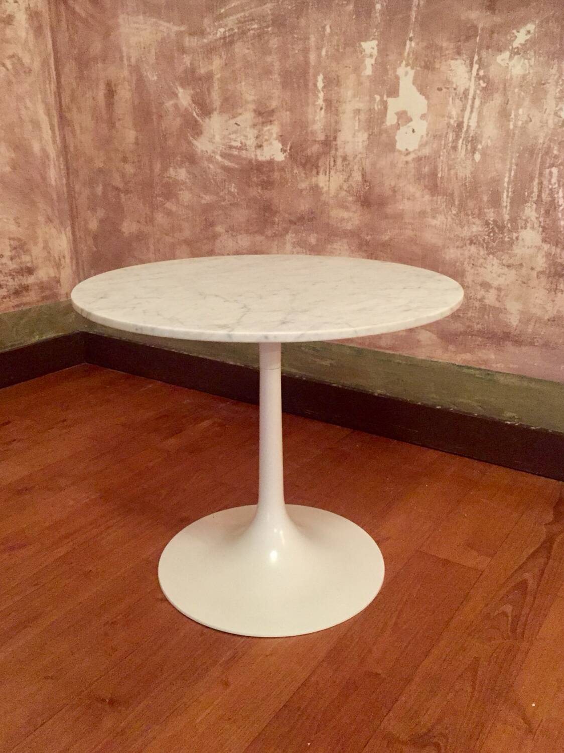 Carrara marble pedestal table