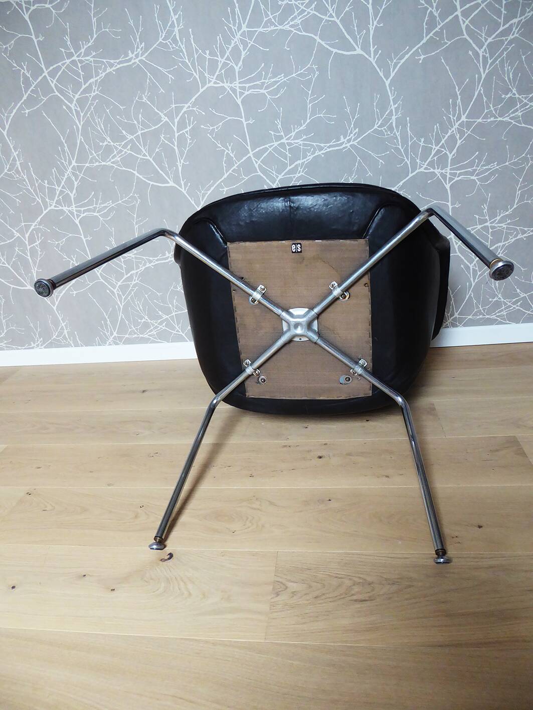 Armchair with leather and chrome armrests