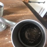 Cafetière ancienne en alu, poignée en osier tressé