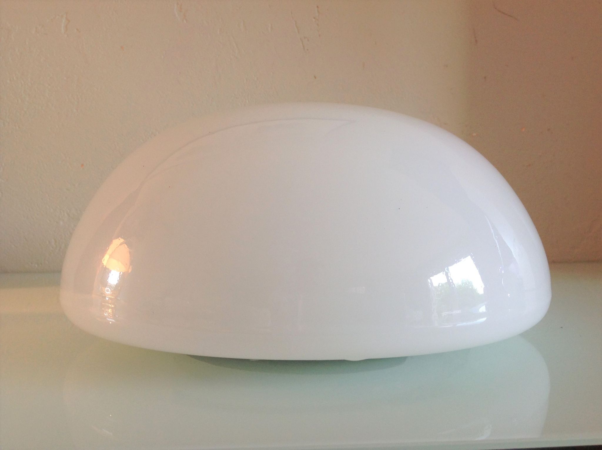 Plafonnier demi lune en opaline blanche vintage années 60-70