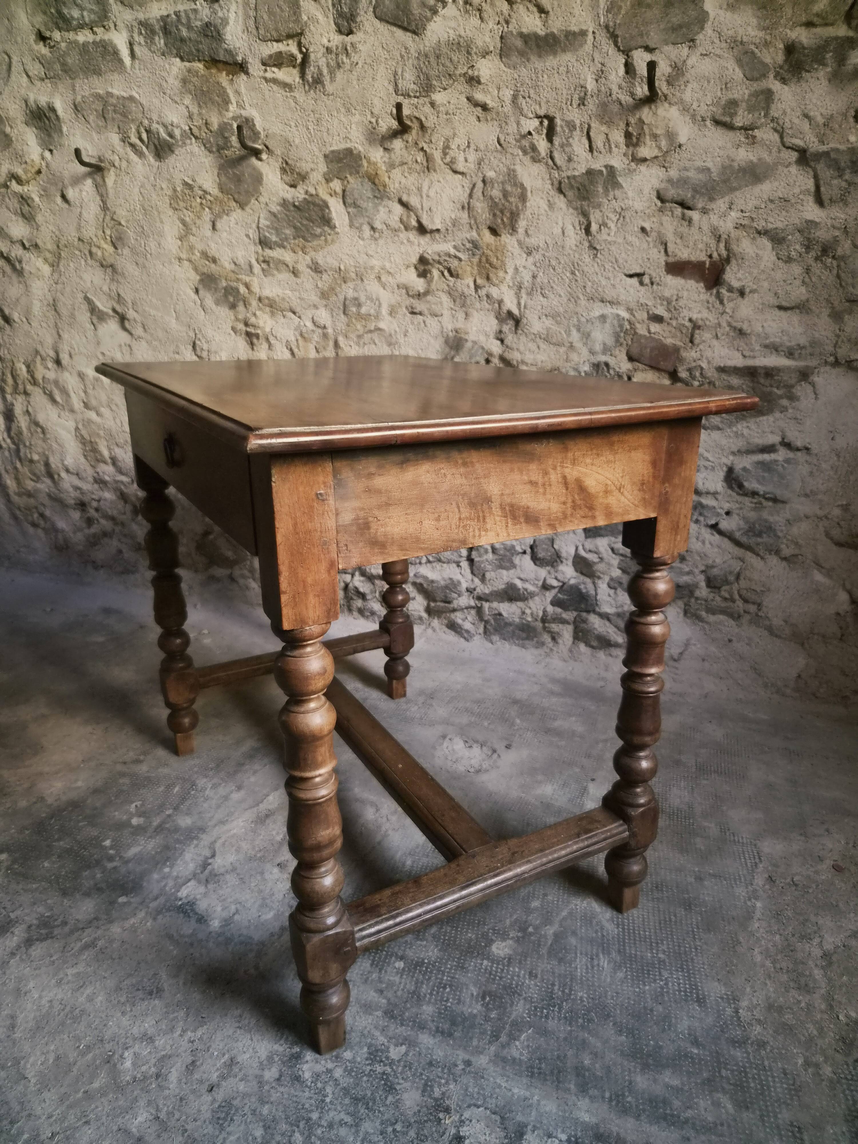 Table d'écriture française ancienne en noyer, bureau du XVIIIe siècle avec tiroir, vers 1750–1800