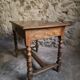Table d'écriture française ancienne en noyer, bureau du XVIIIe siècle avec tiroir, vers 1750–1800
