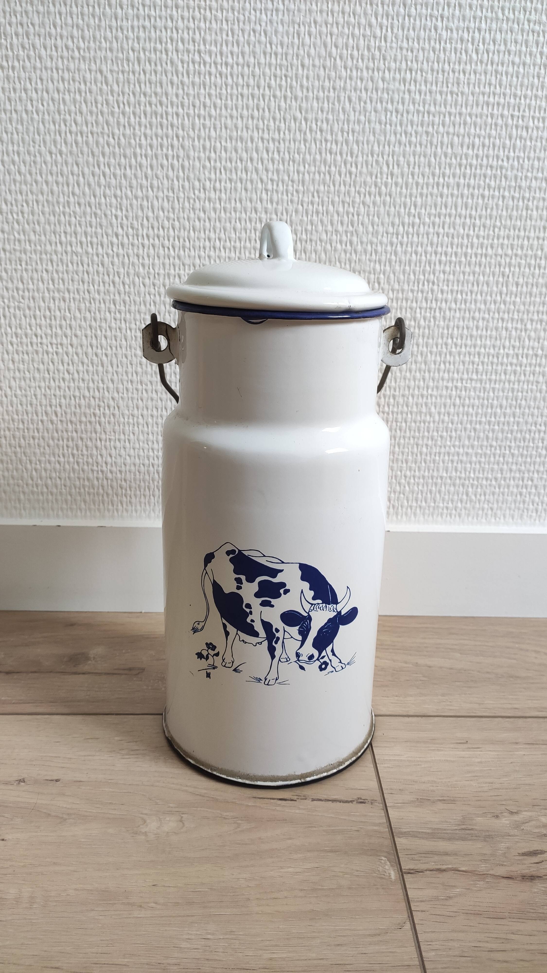 Pot à lait vintage en tôle émaillée