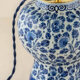 Lampe de table en céramique bleu et blanc de Delft peinte à la main avec abat-jour en soie Ikat