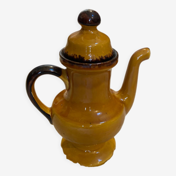 Teapot in yellow ceramic with the logo
