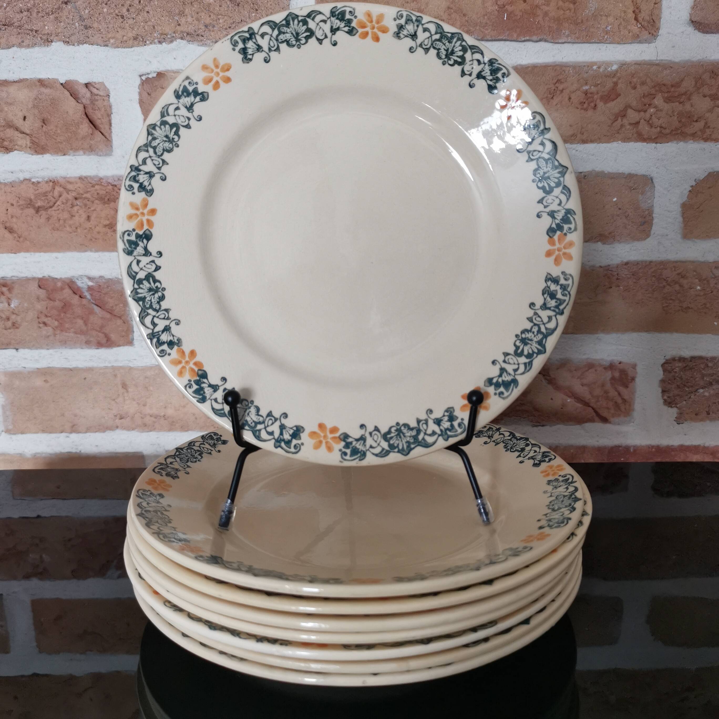 Set of 8 Moulin des Loups dessert plates