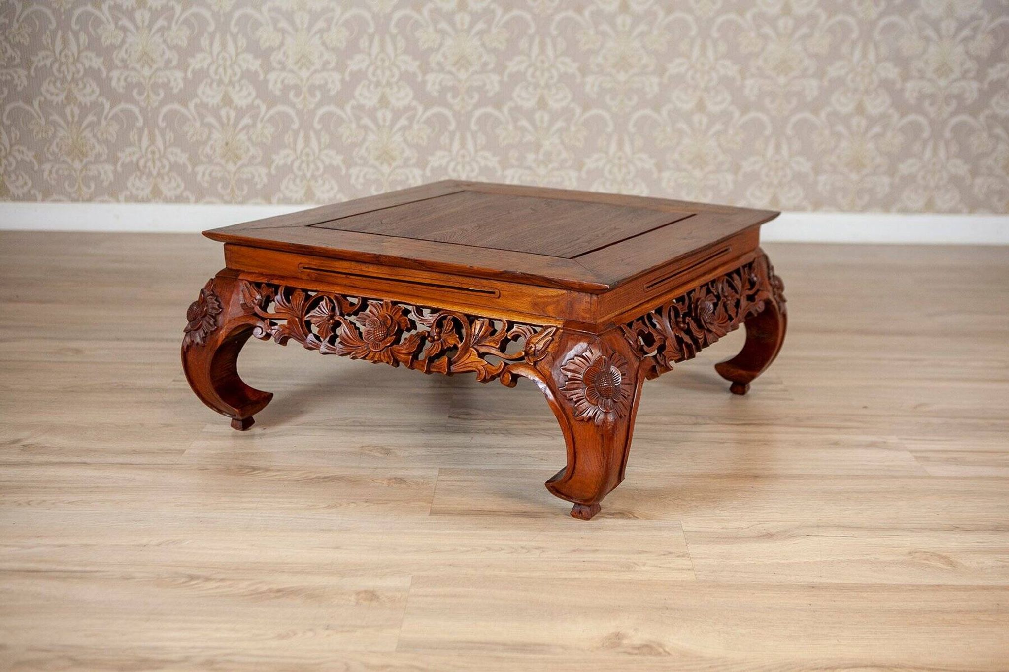 Table basse en chêne richement décorée, années 1950