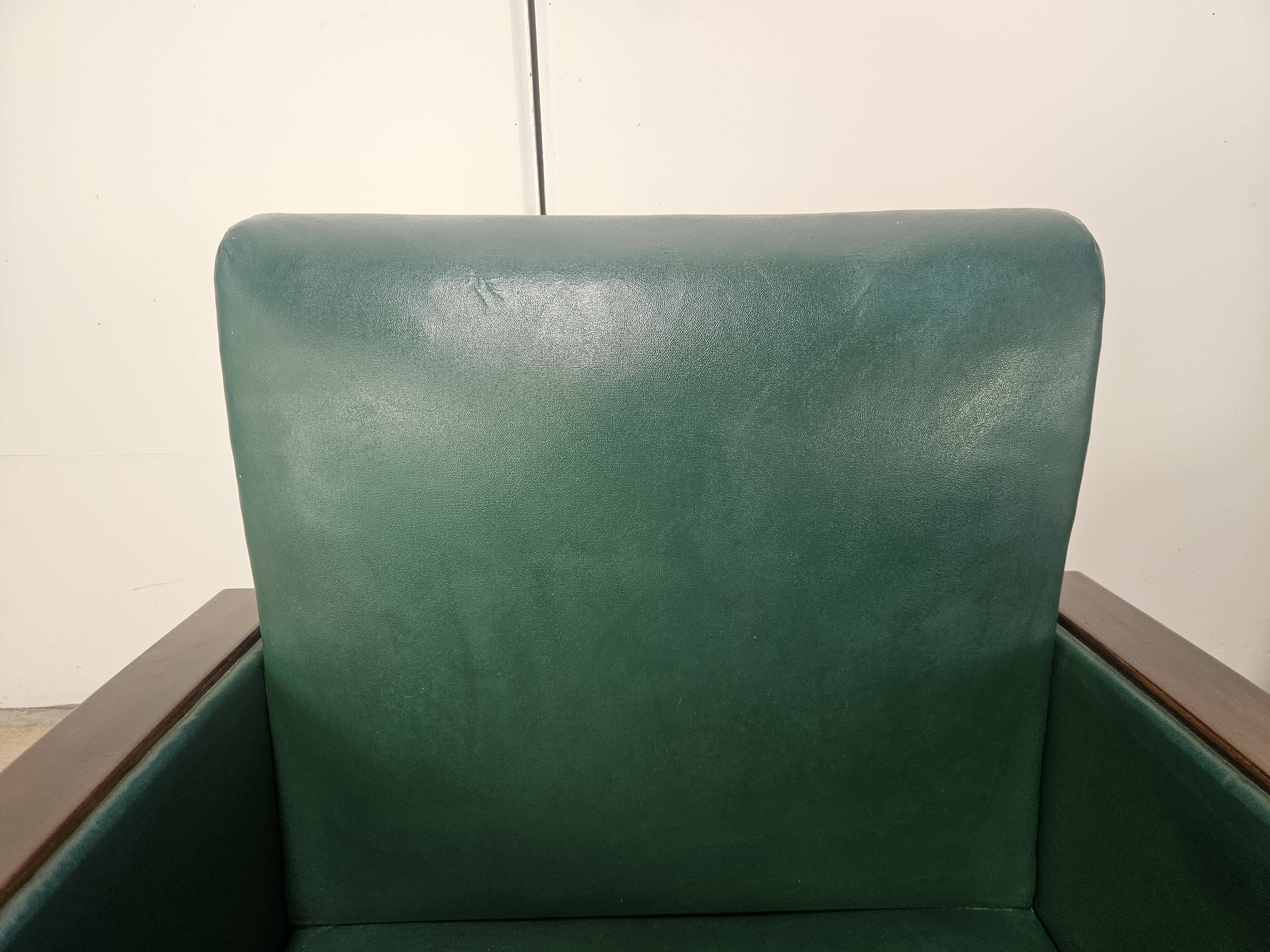 Pair of Art Decò armchairs in walnut and green leather, 1940