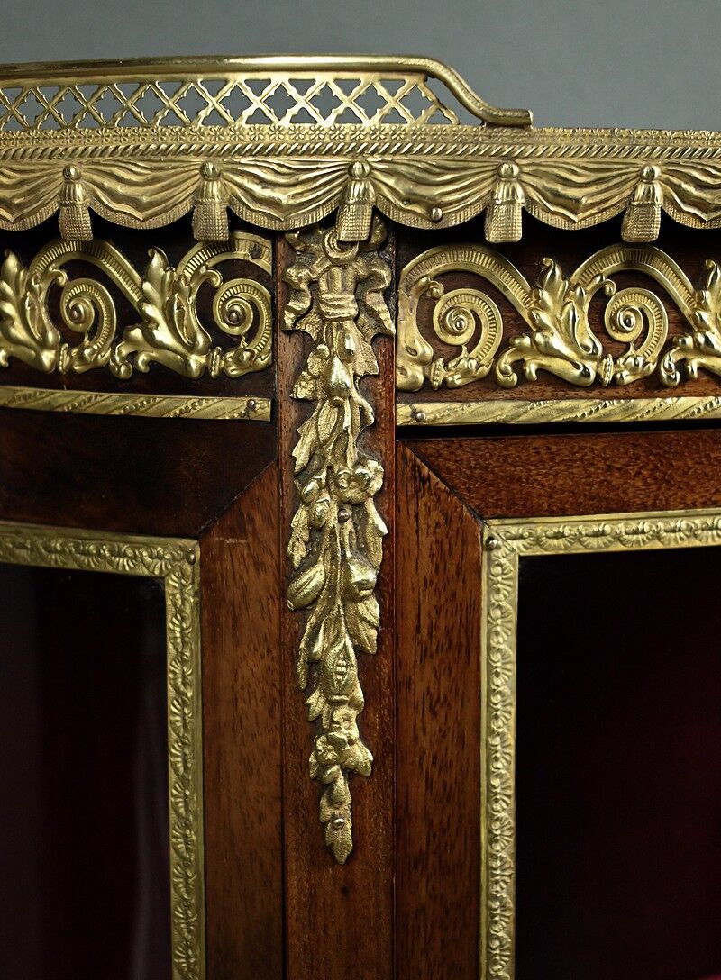 Small mahogany display cabinet, Louis XV to Louis XVI transition style – early 20th century.