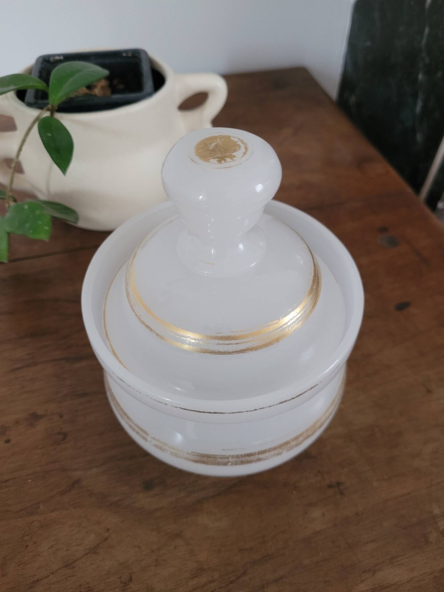 Pot with lid in opaline