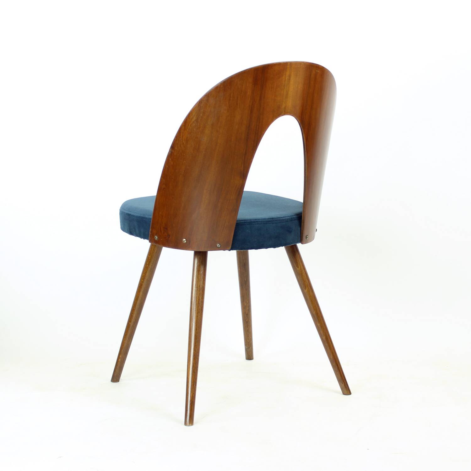 Ensemble de 6 chaises iconiques Tatra en noyer et velours par šuman, Nabytok Pravenec