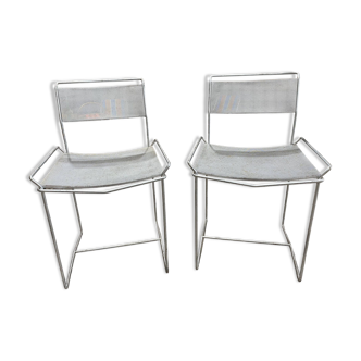 Paire de chaises design en acier perforé couleur aluminium
