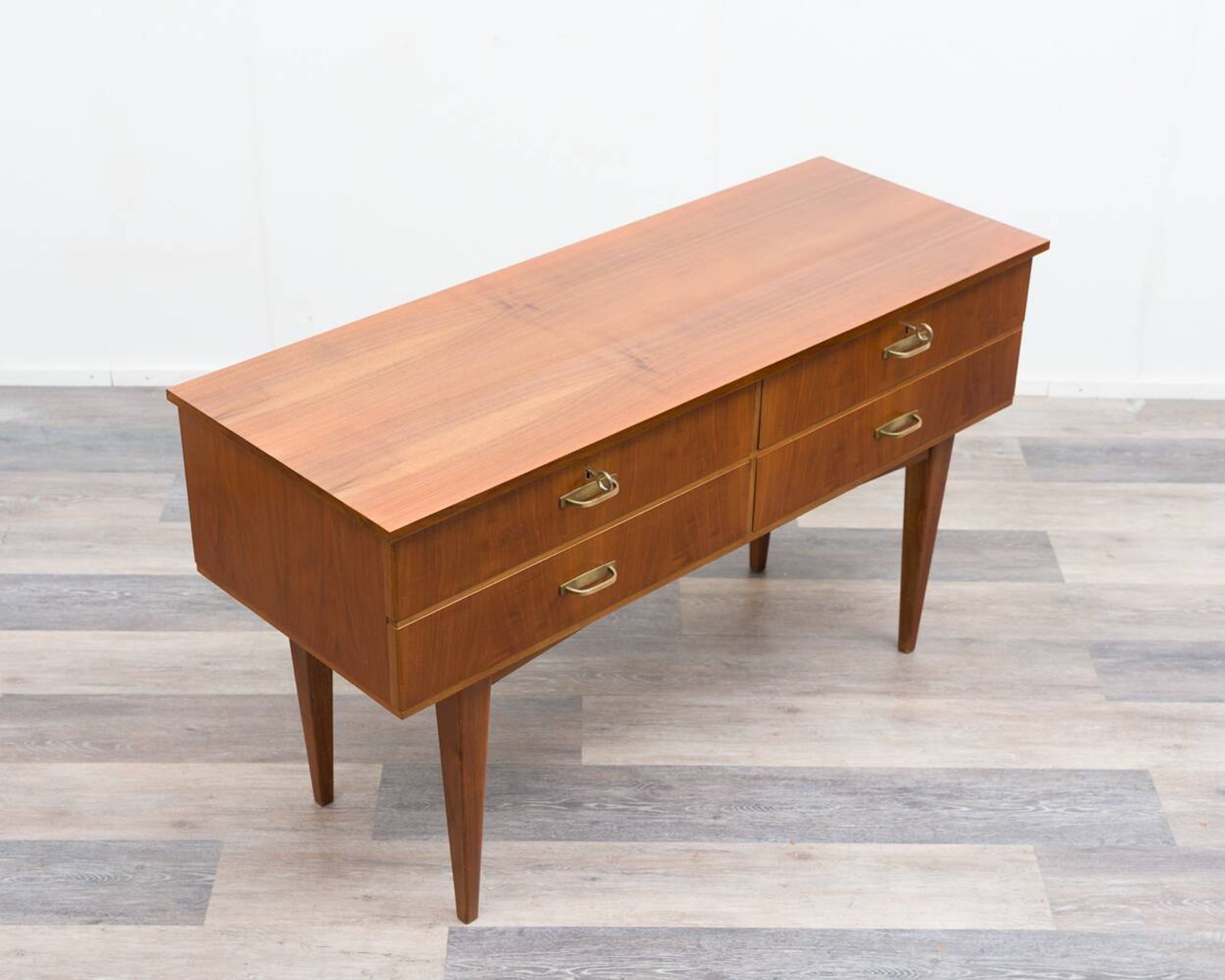 Enfilade/commode des années 1950 en noyer. Excellent état d'origine.
