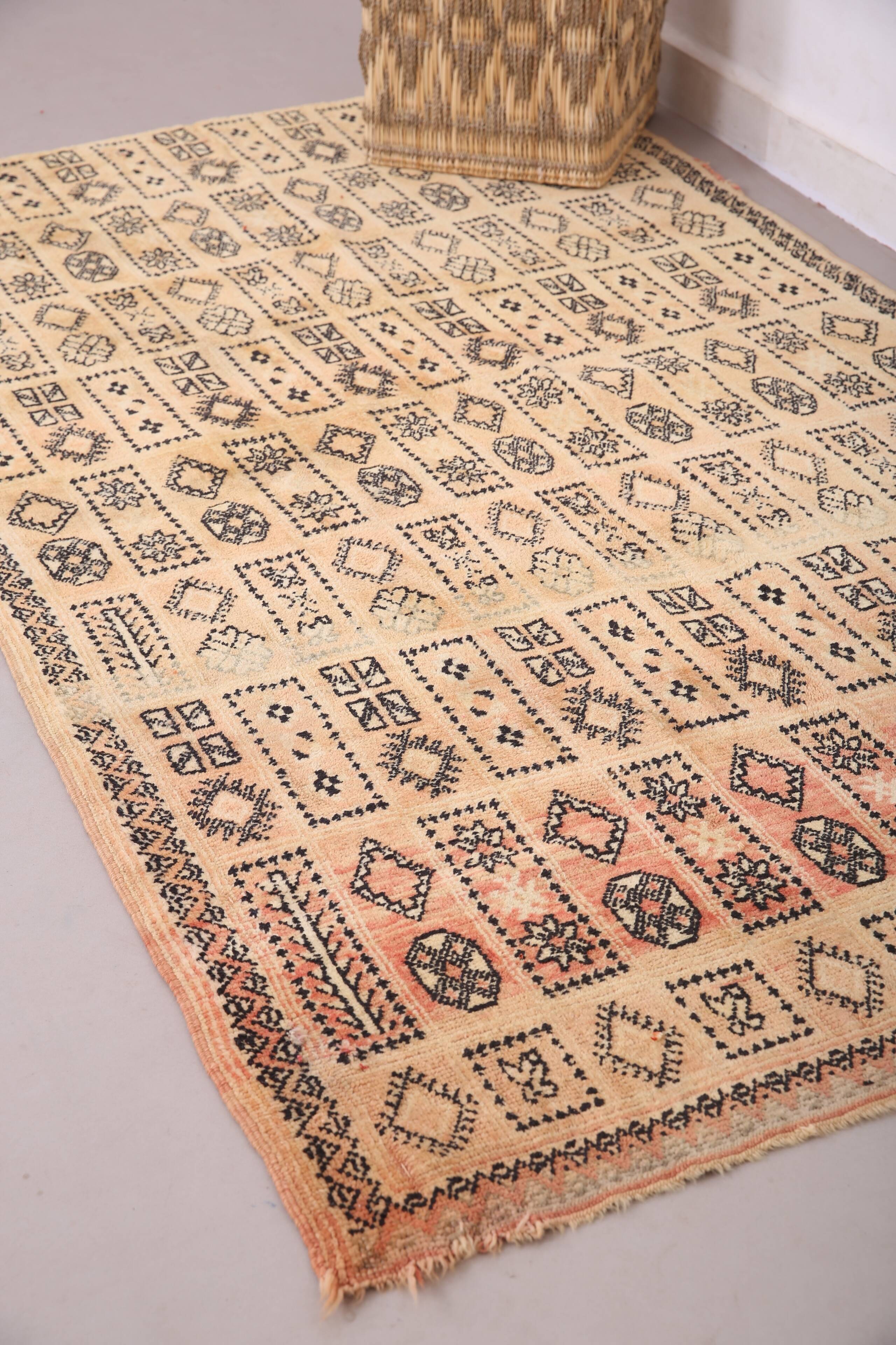Vintage Moroccan Rug 134 x 221 cm- Berber Wool Rug - Authentic Handmade Rug