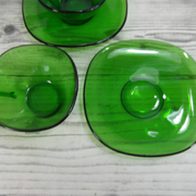 Ensemble de 4 tasses et soucoupes en verre vert Vereco