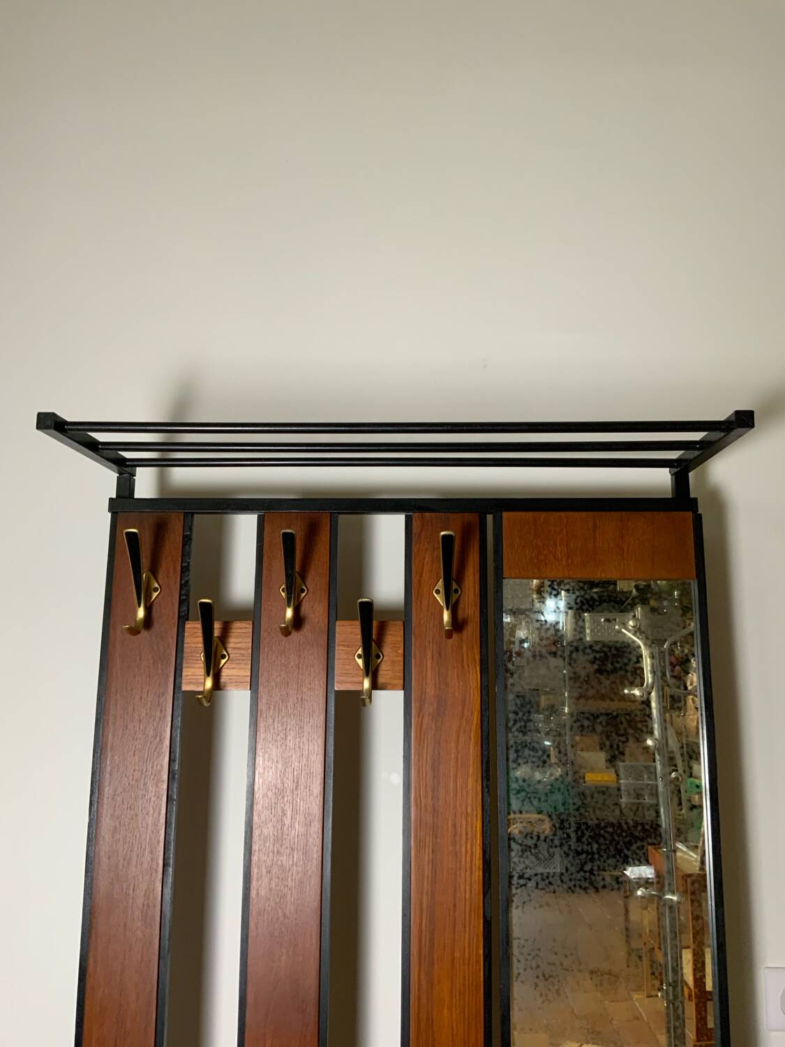 Wall-mounted coat rack