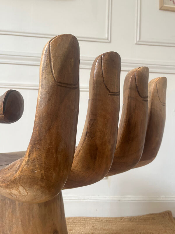 Fauteuil sculptural en bois formant une main