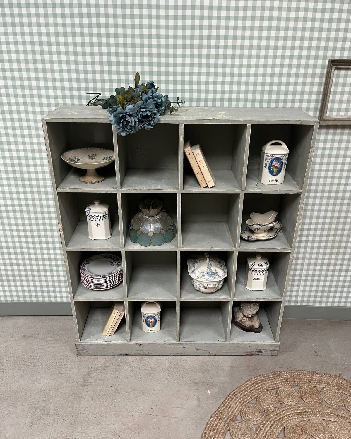 Meuble à casiers en bois patiné, rénové