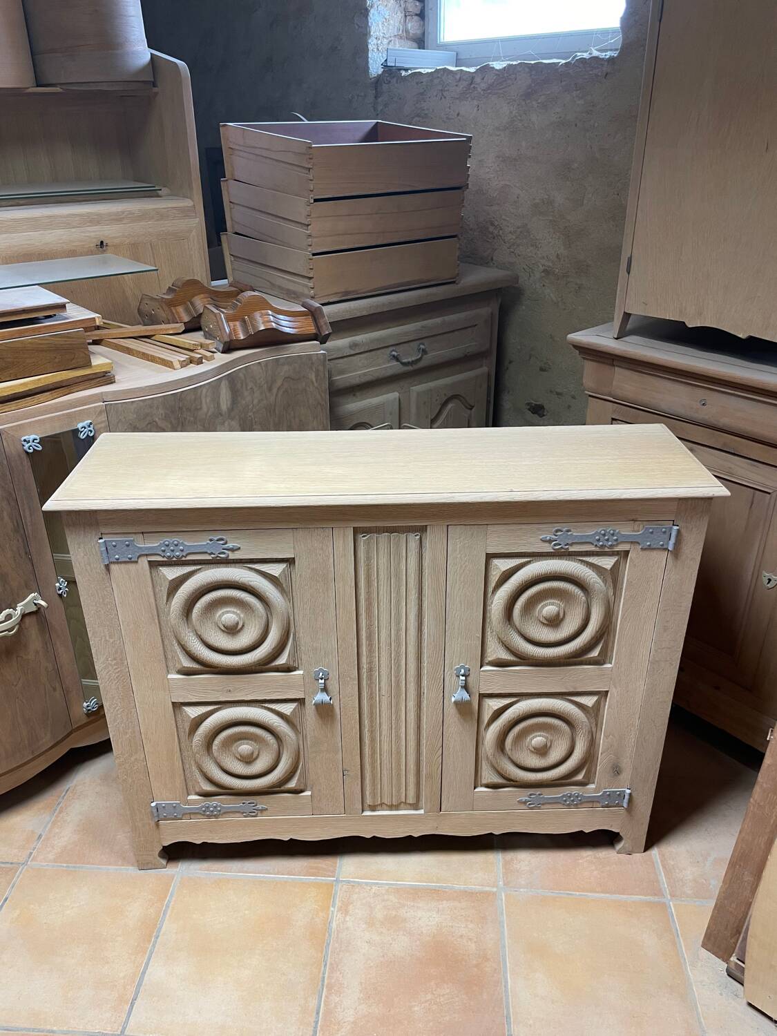 Low furniture in sanded/shot-blasted solid oak - Breton style